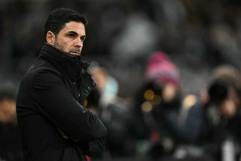 جماهير نيوكاسل تسخر من أرتيتا بعد الإطاحة بأرسنال من كأس الرابطة