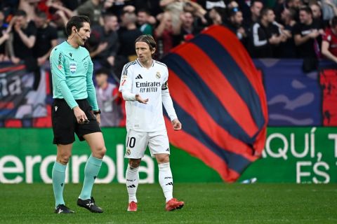 هل استفاد برشلونة من التحكيم؟ 3 قرارات جدلية أثارت غضب ريال مدريد