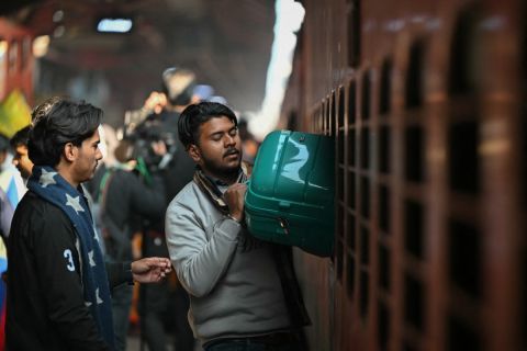 Stampede kills 18 in New Delhi train station