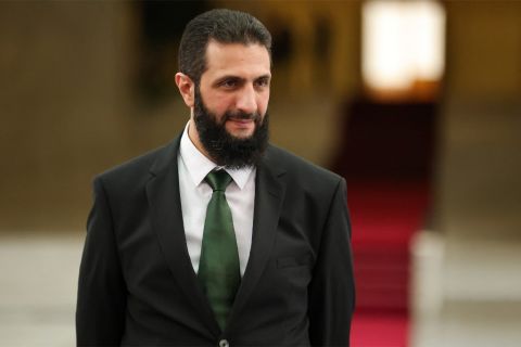 بعد البراميل المتفجرة.. طائرات سلاح الجو تلقي الورود على السوريين بهذه المناسبة