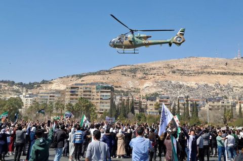 بعد البراميل المتفجرة.. طائرات سلاح الجو تلقي الورود على السوريين بهذه المناسبة