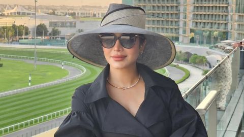 لجين عمران بفستان تصميم المعطف في كأس دبي العالمي للخيول