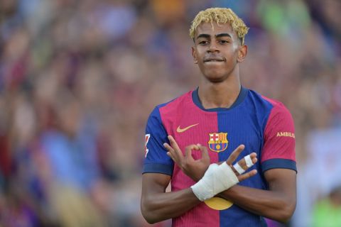 لامين يامال يواصل تحطيم المنطق: هدف عالمي جديد في موسم برشلونة الذهبي