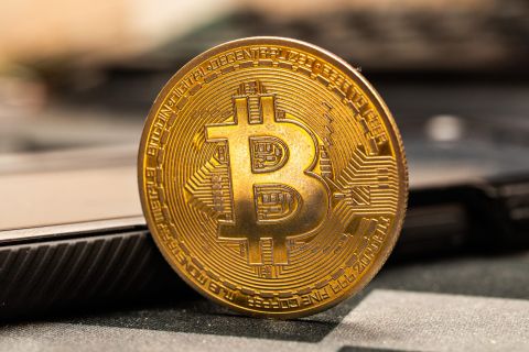 تراجع للعملات المشفرة.. والبتكوين يهبط عن المستوى التاريخي