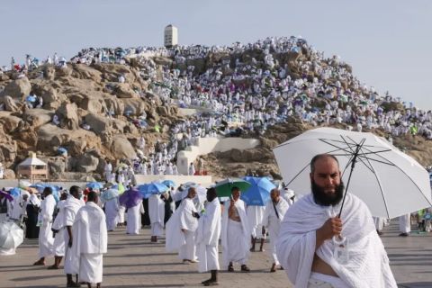 الحجاج يتوافدون إلى مشعر عرفة لأداء الركن الأعظم