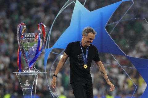برشلونة يهنئ باريس سان جيرمان ولويس إنريكي بلقب الأبطال الأول