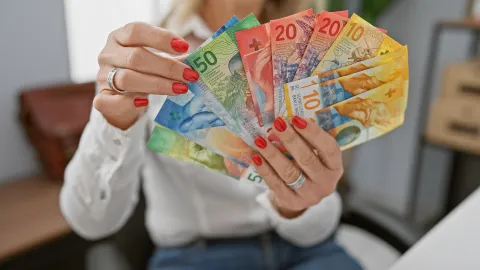 العملة الأقوى في العالم تكسر قواعد اقتصاد الكوكب