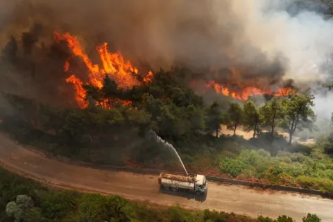 Syria announces halting the spread of fires in Latakia