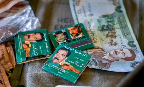 عرضٌ لم يُقبل: صدام اقترح اغتيال الخميني والشاه رفض