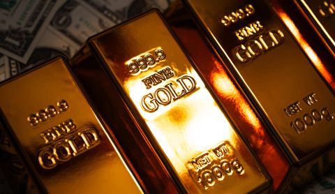 أسعار الذهب في تراجع مع صعود الدولار 
