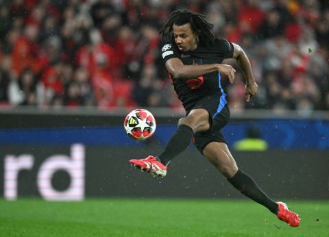 كوندي يرفض عروض البريميرليغ ويجدد عقده مع برشلونة حتى 2030