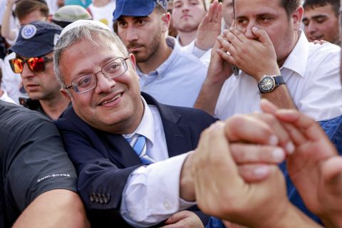 “Disgrace!”: Protesters confront Ben-Gvir over captives in Gaza