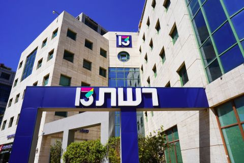 بالفيديو..سيارة تتجول داخل الجامع الأموي تٌشعل الغضب
