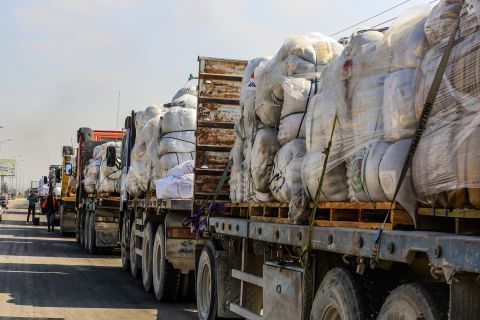 لأول مرة منذ 5 أشهر.. شاحنتا وقود تدخلان غزة 
