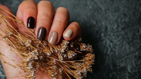 الألوان التي تسيطر على موضة مناكير خريف 2025