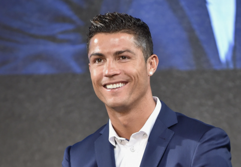 كريستيانو رونالدو ونجله يخطفان الانظار بالزي التقليدي السعودي في اليوم الوطني