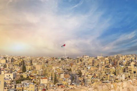 الأردن: مواصفات سارية العلم للأبنية