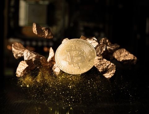 بيتكوين: تنخفض بأكثر من 1% لتتداول دون مستوى 112 ألف 