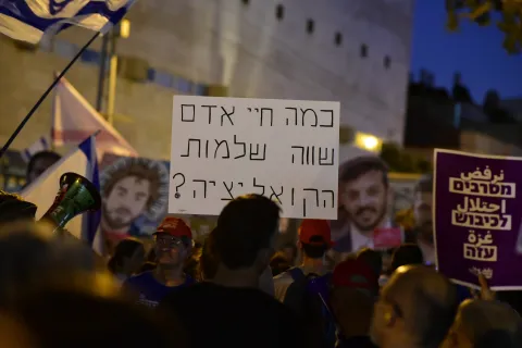 بالفيديو: مظاهرات عارمة أمام منزل نتنياهو