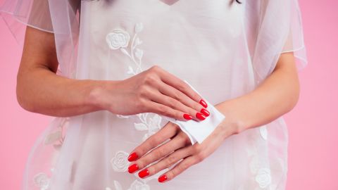 عروس الخريف... طرق علاج جفاف اليدين وتشققها