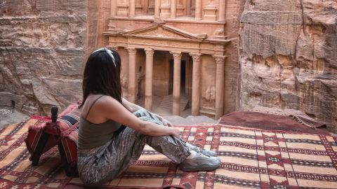 كندا حنا تخطف الأنظار بإطلالة مريحة وجذابة في مدينة البتراء الأردنية