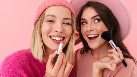 للمرأة العاملة: مكياج وردي ناعم لدعم حملة التوعية بسرطان الثدي