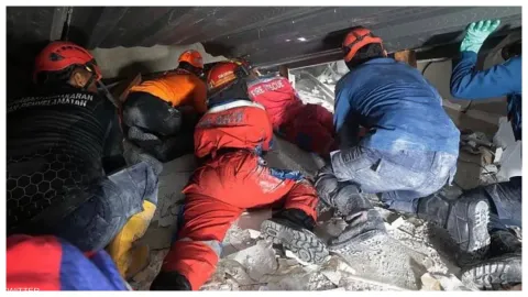 الصمود يدخل منطقة الخطر.. 3 ساعات تفصله عن غزة