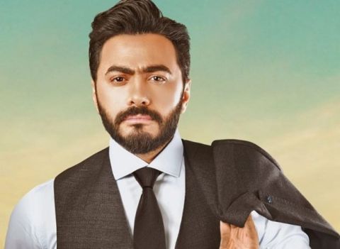 تامر حسني في لقطة إنسانية مؤثرة مع طفلة داخل مطعمه.. والجمهور يشيد بتصرفه