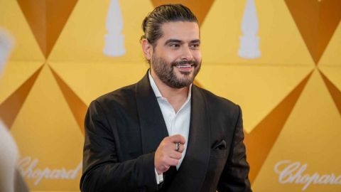 ناصيف زيتون يودّع شعره الطويل بإطلالة جريئة ورسالة حبّ على أنغام