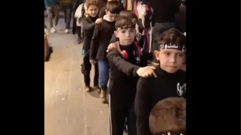 أطفال بسوق الحميدية في دمشق يرددون 