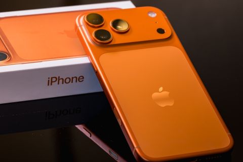 From orange to rose gold: iPhone 17 Pro holders face color glitch