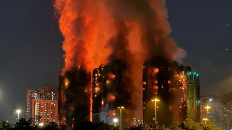 فيديو: وكأنها القيامة.. حريق ضخم يلتهم منطقة سكنية 