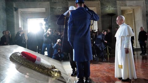 فيديو لفضيحة مدوّية: البابا يزور قبر أتاتورك