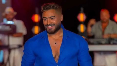 تامر حسني يعود الى مصر بشكل مفاجىء لاستكمال علاجه.. ورسالة مؤثرة الى جمهوره