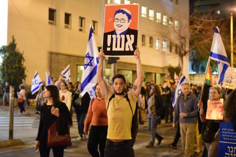 فيديو: بن غفير يُزوع البقلاوة بعد قانون إعدام الأسرى