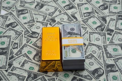 الذهب يتراجع مع صعود الدولار 