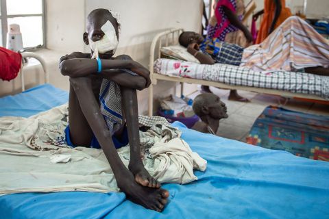 فيديو مروّع: إهانة مسن على يد الميليشيات