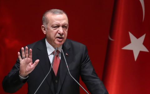 أردوغان يغيّر مجرى علاقة نجم تركي شهير.. نصيحة تؤجل طلاقه عام كامل