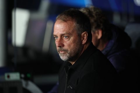 برشلونة يبدأ مفاوضات تمديد عقد هانزي فليك حتى 2028