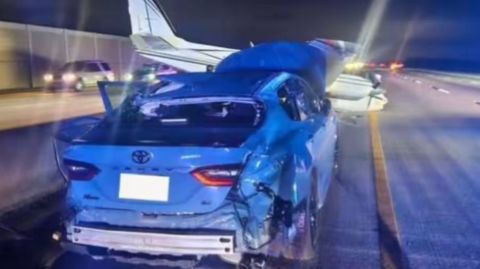 فيديو: هبوط مرعب لطائرة على سيارة 