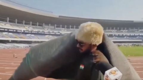 فيديو: سرقة سجادة ملعب بسبب