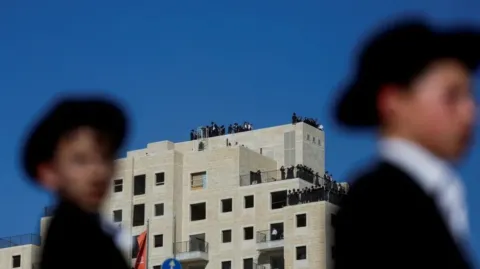 فيديو: أضخم حادث في التاريخ.. تصادم 50 سيارة بسبب غريب