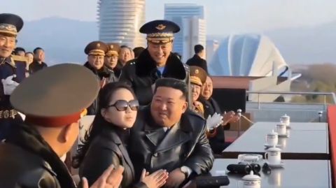 بالفيديو: كيم جونغ أون يحتفل مع ابنته 