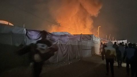 فيديو: اللحظات الأولى الصادمة بعد قصف خيام النازحين 