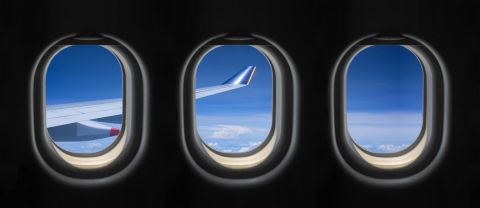 فيديو: راكب يفتح باب الطائرة للتنفس