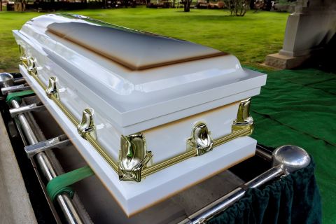 فيديو: مؤسس كنيسة يودع والدته في تابوت قيمته 150 مليون