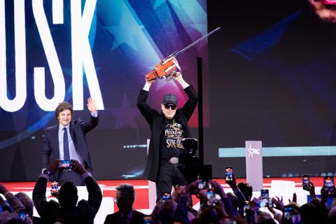 راكب يحاول فتح باب الطائرة على ارتفاع 18 ألف قدم