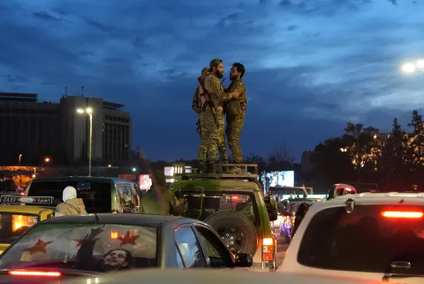 بالفيديو: سيارة تابعة للأمن السوري تدهس متظاهرين
