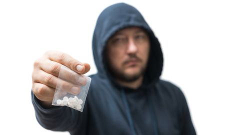 ما هي العلامات التي تظهر على متعاطي المخدرات؟