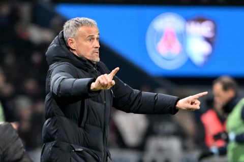 لويس إنريكي يلوّح بالرحيل عن باريس..ومانشستر يونايتد يترقب